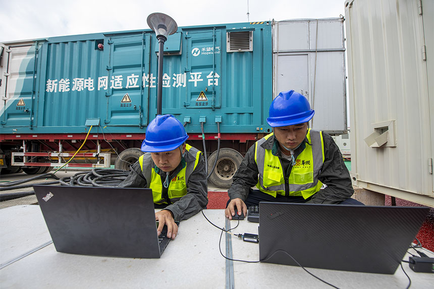 技术人员正在对储电设备进行新能源电网适应性检测。何华文摄