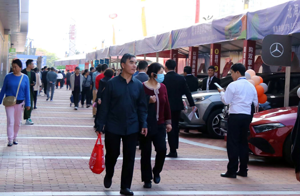 市民在逛车展