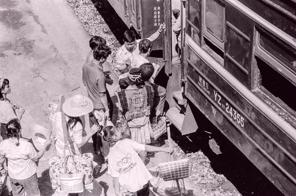 1995年，老黔桂鐵路瑤寨車站旅客正在上車。蔣建雄 攝.jpg