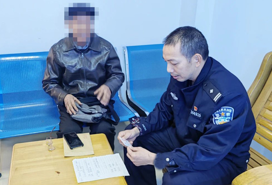 75岁的陈老伯向民警朱亮求助帮寻亲。桂林市公安局供图