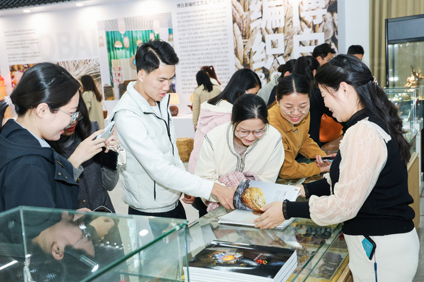 12月7日，在广西玉林市博白县首届“博字号”工业博览会上客商正在参观了解南流彩玉。林声远摄