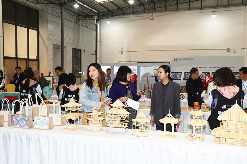 与会人员观摩非遗作品展。人民网 付华周摄