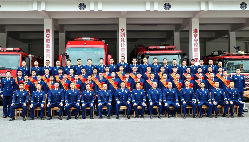 图为南宁市消防救援支队2023年冬季退出消防队伍合影留念。杨进摄