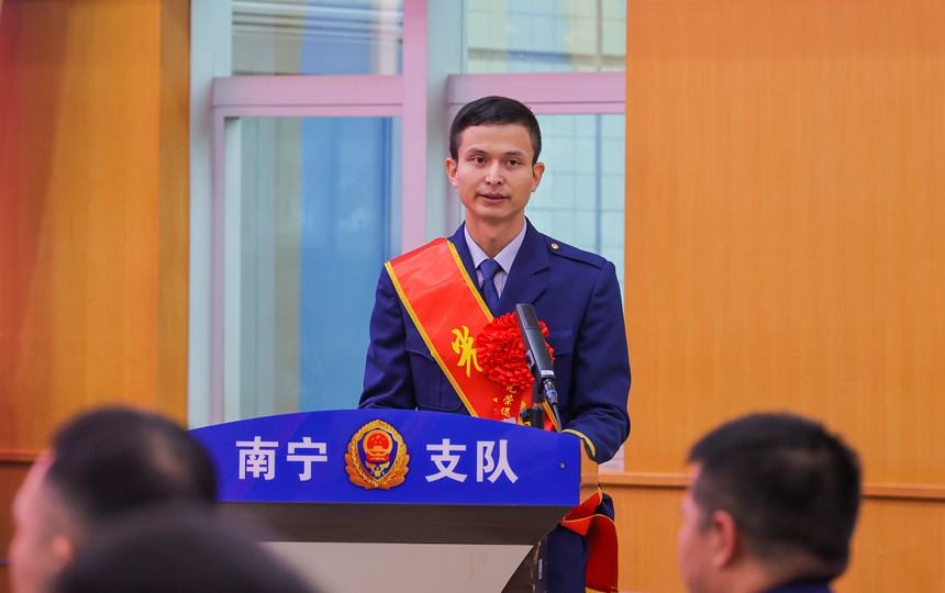 图为退出消防员代表发言。杨进摄