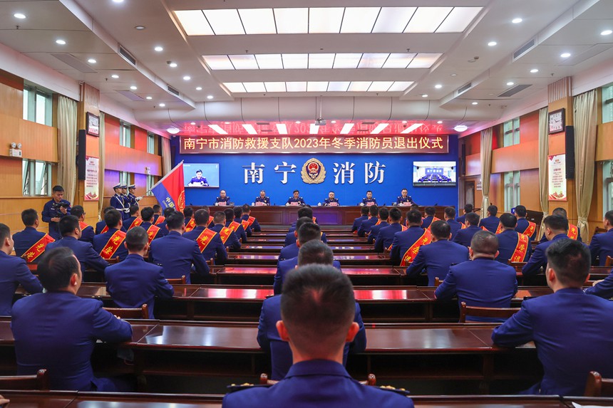 图为消防员退出仪式会议现场。杨进摄