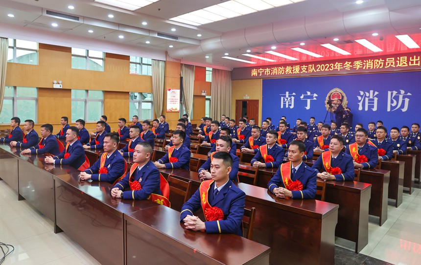 图为消防员退出仪式活动现场。杨进摄