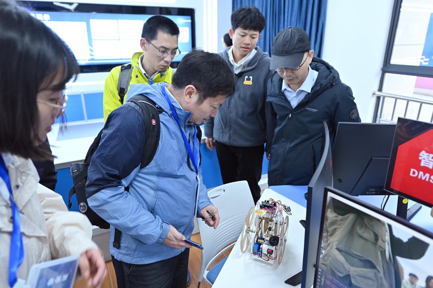 与会专家、学者参观广西民族大学相思湖学院数字生态廊。广西民族大学相思湖学院供图