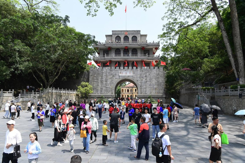 友谊关景区游人如织。（庞立坚摄）