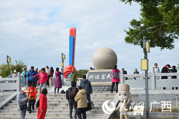 竹山山海相连地标广场。人民网 雷琦竣摄