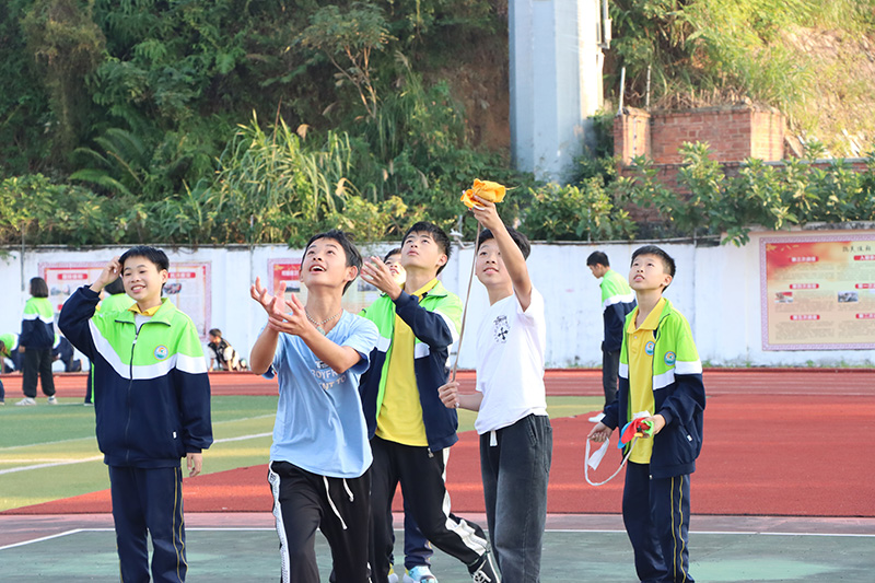 學生在體育課上學習傳統體育項目拋繡球。黃紫玥攝