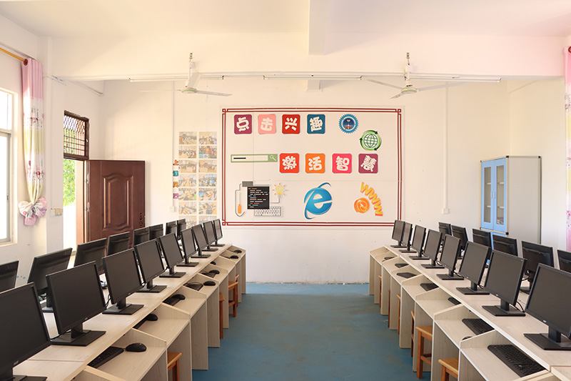 新榮小學的計算機教室。黃紫玥攝