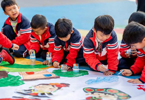  学生创作《民族团结一家亲·“童”心共绘中国梦》绘画作品