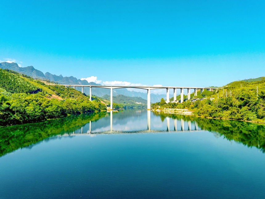 天巴高速紅水河特大橋。廣西交通投資集團供圖