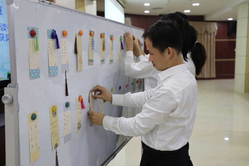 “爱廉说”青年主题读书会制作手工廉政书签现场。罗楚婷摄