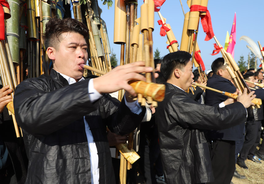 苗族村民在吹蘆笙