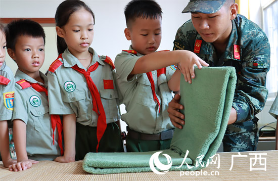 学校开展进军营活动