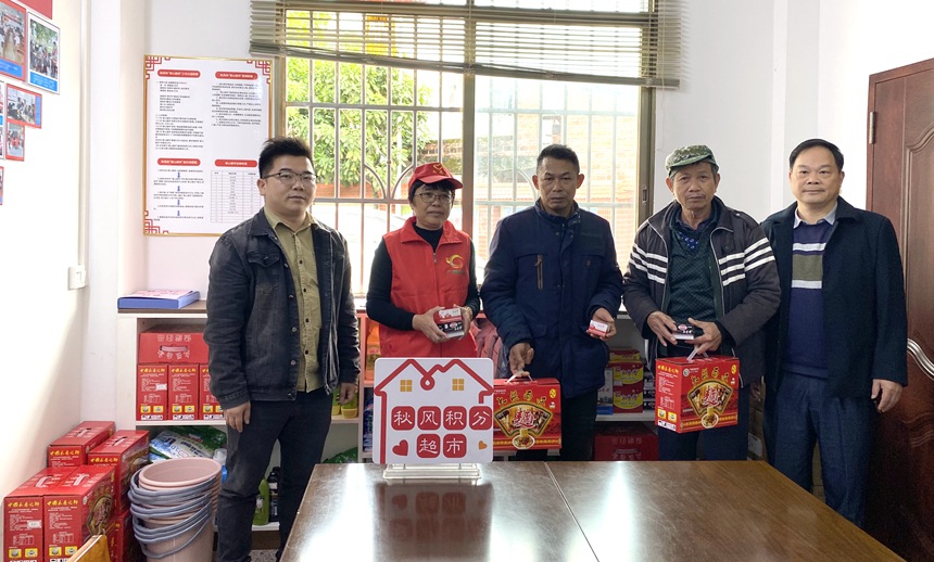 向秋风村“爱心超市”捐赠。广西大锰集团供图