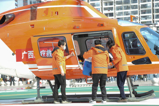 OPO工作人员携带人体捐献器官运输箱到达停机坪,航空医疗救护基地救援队员接驳协助登机(医科大二附院供图)