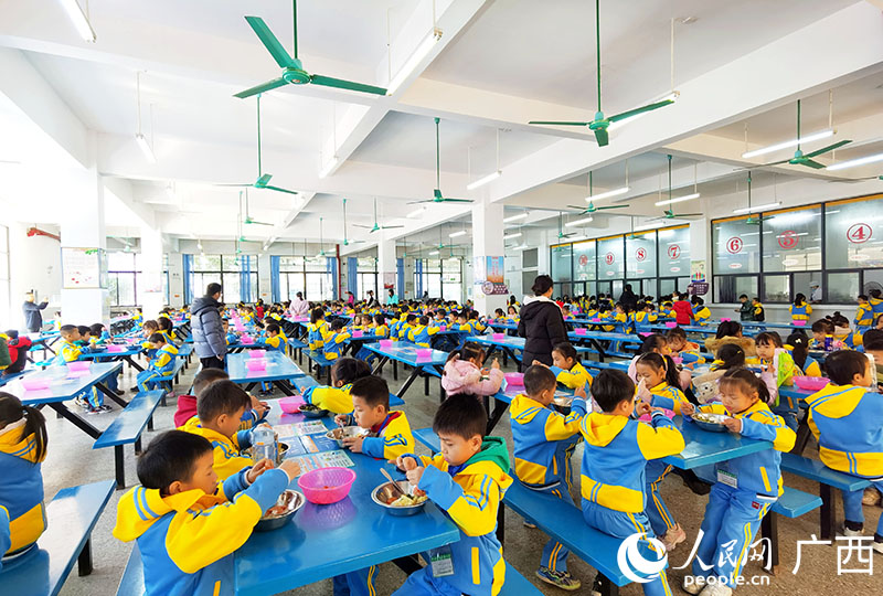 隆安县宝塔实验学校，学生正在食堂有序就餐。人民网 付华周摄