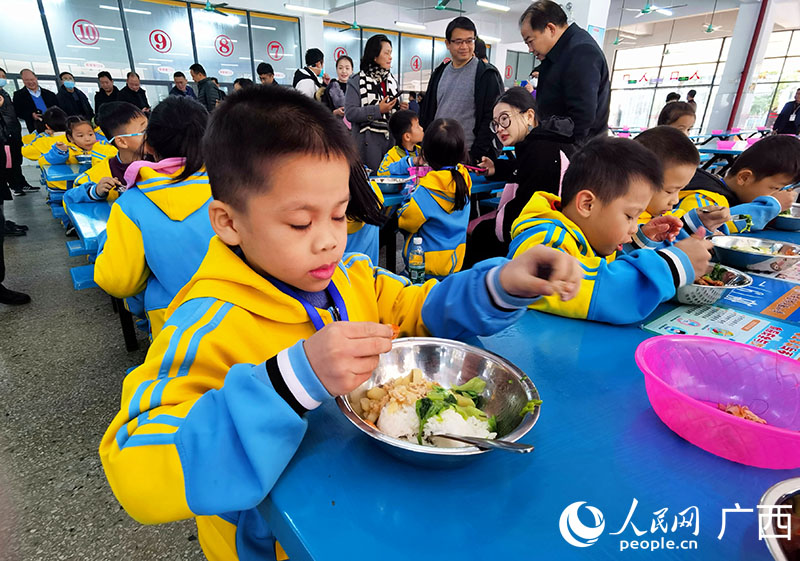 隆安县宝塔实验学校，学生正在食堂就餐。人民网 付华周摄