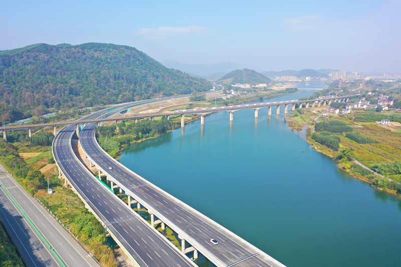 汽车在改扩建后的桂柳高速公路上行驶。覃科摄