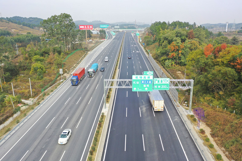汽车在改扩建后的桂柳高速公路上行驶。覃科摄
