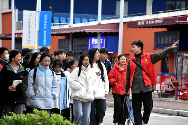 同学们在广西大学参观学习。田晴雯摄