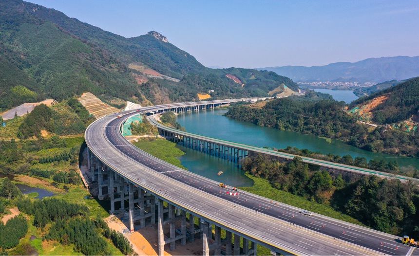 桂林至柳州高速公路改扩建项目鲤鱼湾大桥