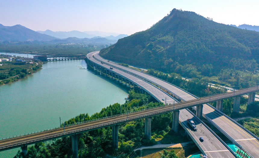 桂林至柳州高速公路改扩建项目龙溪高架特大桥