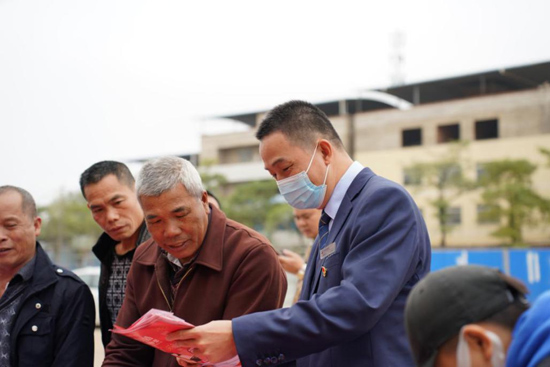 城北支行黨員靠前服務，深入西鄉塘石埠村推廣介紹“商戶貸”產品。城北支行供圖