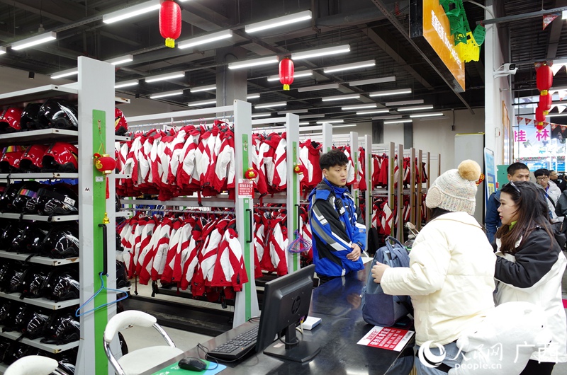 游客租賃滑雪設備。人民網記者 覃心攝