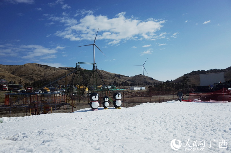 蒙古包風情區毗鄰滑雪場。人民網記者 覃心攝