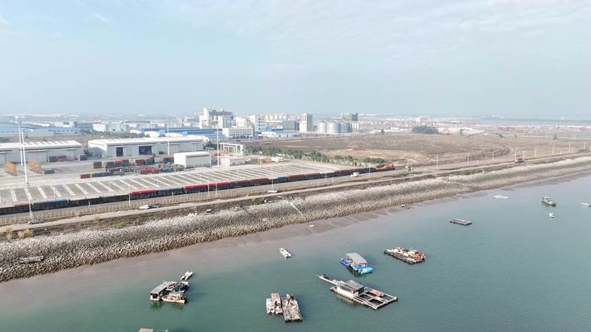 2024年首趟西部陸海新通道鐵海聯運班列從欽州港駛出。秦瀚新攝