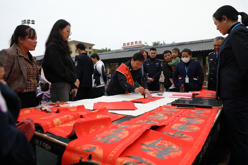 警营书法家为群众现场写“福”字和春联