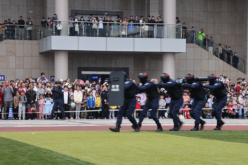 特警队员战术抓捕