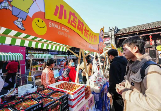 市民游客在桂林銀行小店成長計劃活動現場體驗小店的煙火氣。何平江攝