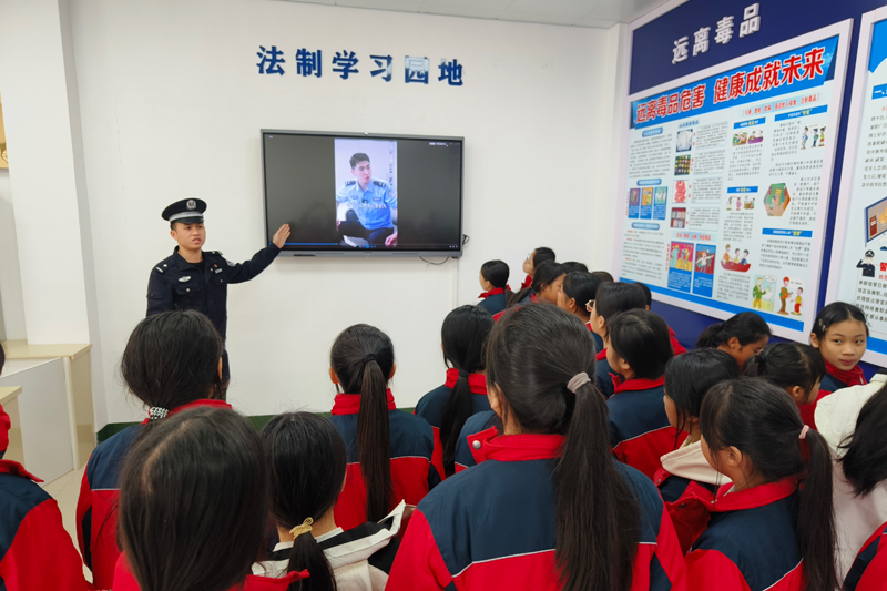 民警向学生们介绍法制学习园地