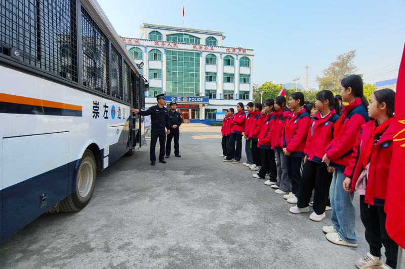 民警向学生们介绍移动执勤方舱