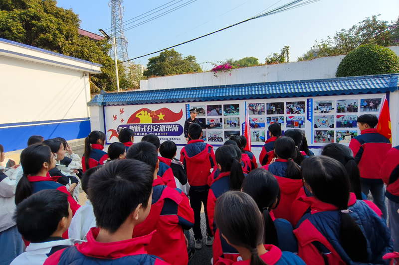 民警向学生们介绍警营文化长廊