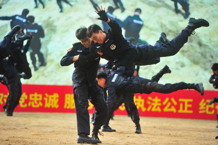广西监狱系统第四届特警反恐防暴技能比武。广西壮族自治区监狱管理局供图