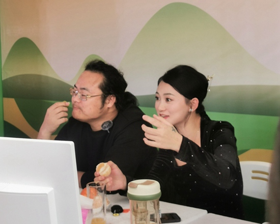倪海杉（左）在进行助农带货直播。主办方供图