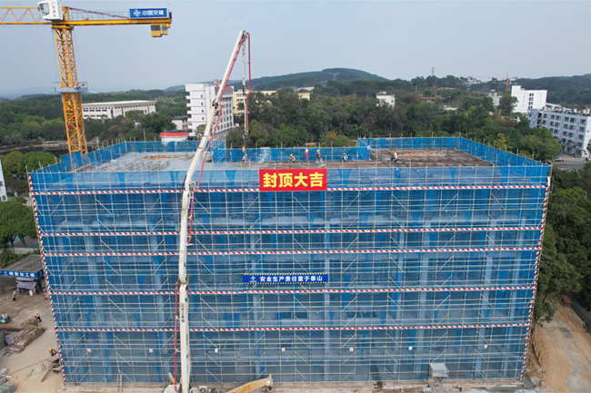 学生宿舍楼项目主体结构顺利封顶。史鹏程摄