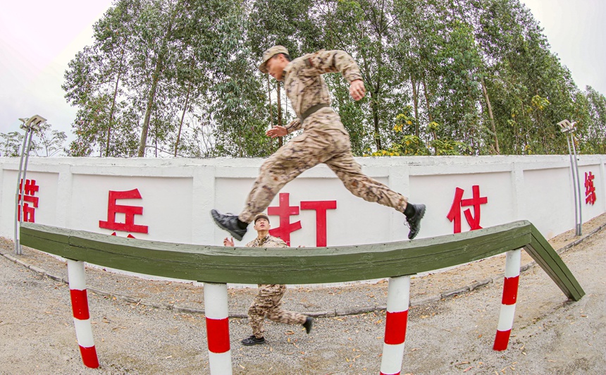 武警官兵快速通过“独木桥”障碍