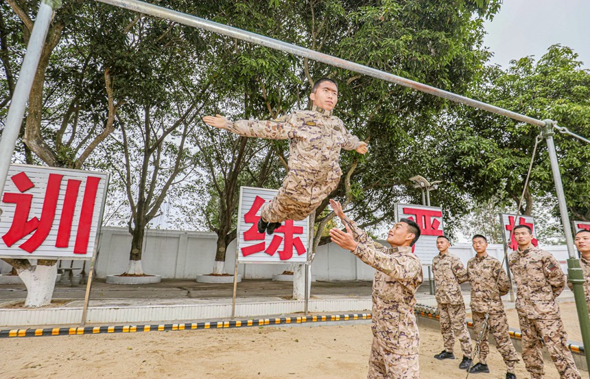 武警官兵正在进行器械训练