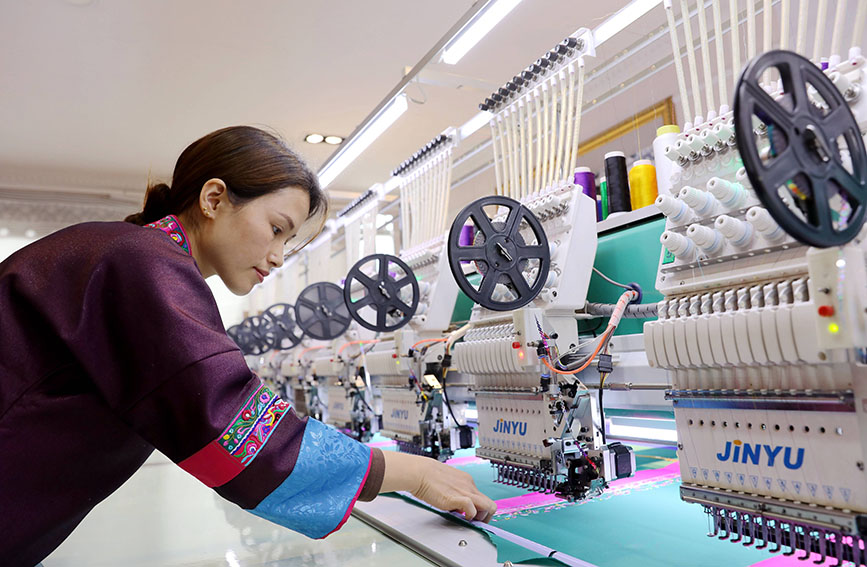 图为绣片生产过程中。