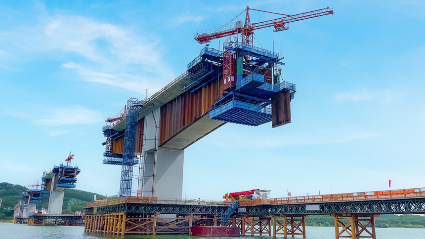 “雙限位限重智能吊機+輕型挂籃”異部施工實際應用。曹傳奇攝