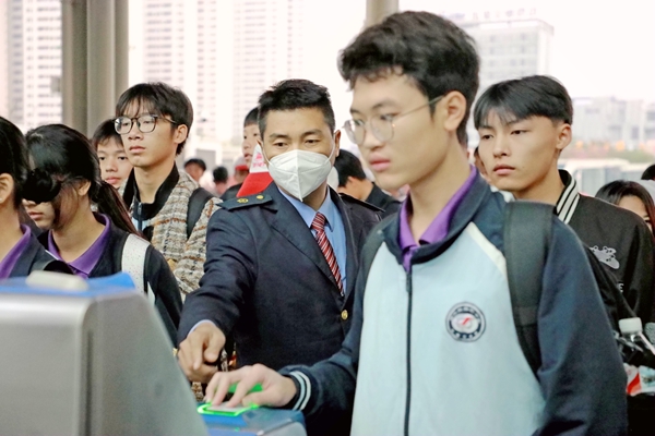 贵港站组织学生旅客有序进站乘车（白珏翠 摄）.jpg