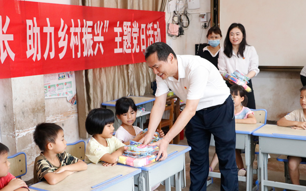 开展“关爱儿童成长，助力乡村振兴”主题党日活动。张大红摄