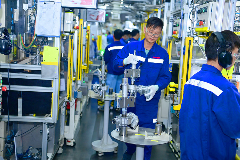耐世特汽车系统（柳州）有限公司汽车电动助力转向系统零部件忙碌的生产线。黄蕊摄