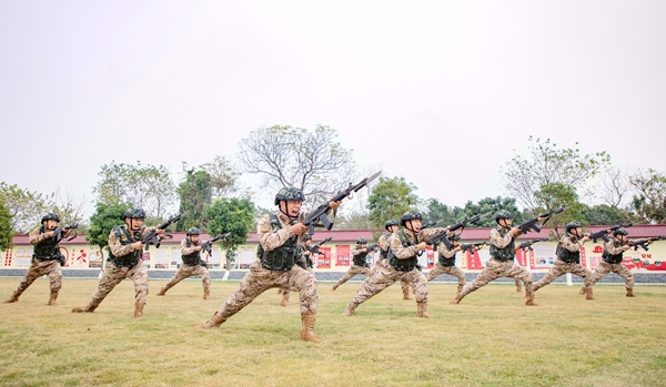 武警官兵正在进行刺杀训练